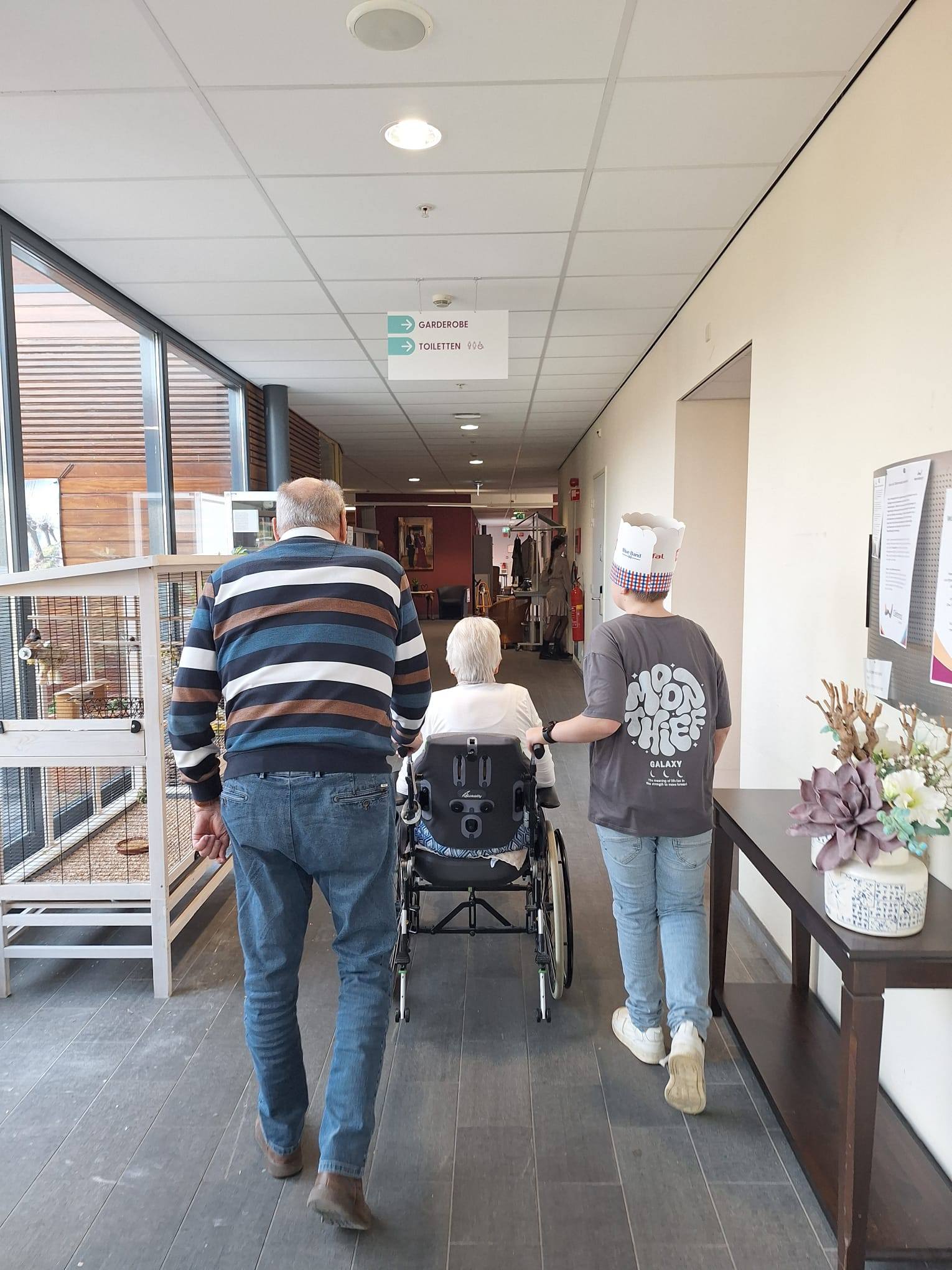 Kan een afbeelding zijn van een of meer mensen en ziekenhuis